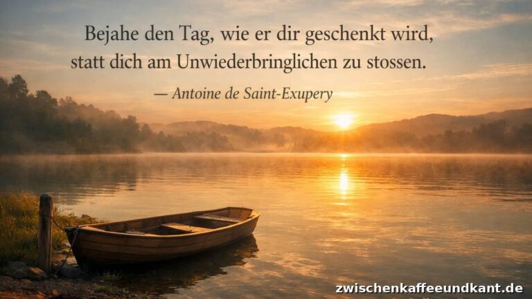 Ruhige Landschaft mit See im warmen Licht des Sonnenaufgangs, dazu das Zitat Bejahe den Tag von Antoine de Saint-Exupery, Symbol fuer Gegenwart und Akzeptanz