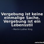 Dunkles Zitatbild mit dem Text Vergebung ist keine einmalige Sache, Vergebung ist ein Lebensstil und dem Autor Martin Luther King.